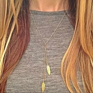 NWT Beautiful Gold Double Leaf Necklace